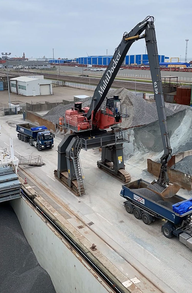 Hafenumschlag-Cuxhaven-Machulez-Kies-Splitt-Schiff-Logistik-Cux
