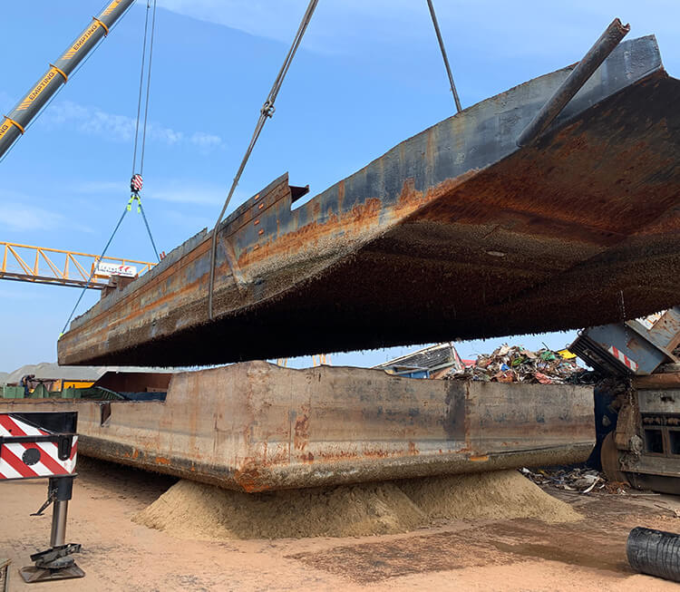 RoRo-Schwerlasten-Demontage-Schiffswrack-Machulez-Cuxhaven-Kettenbager-Saugleitung